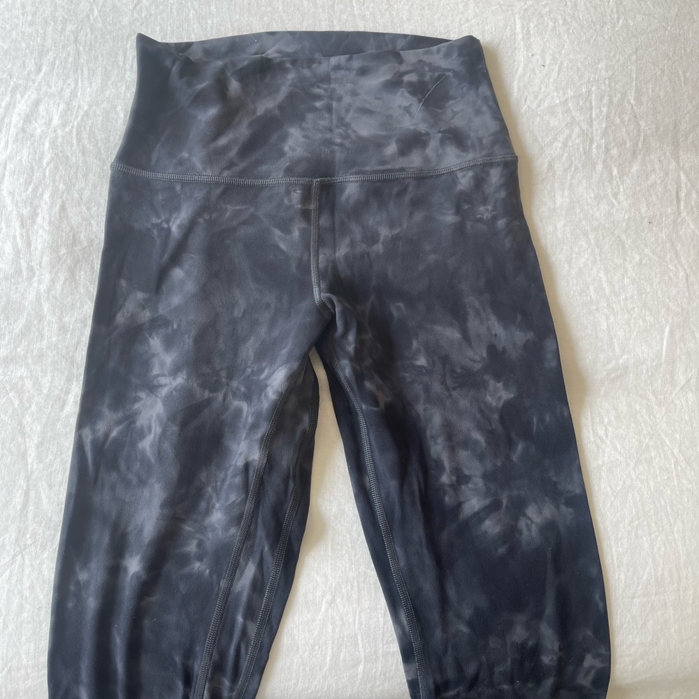 LuluLemon Marble Color Size 6 28” Align Leggings